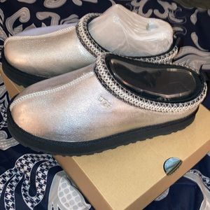 SALE!!!  NEW- IN-BOX~UGG TAZZ  UNISEX LEATHER SLIPPERS ~YOUTH SIZE 6